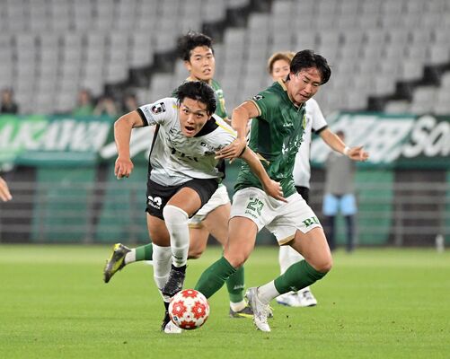 後半追加タイム、栃木ＳＣのＦＷ星野（左）がドリブルでゴール前に切り込む＝味の素スタジアム、広瀬華撮影