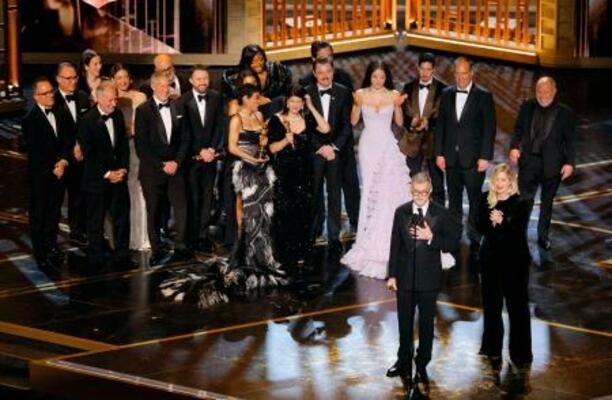 第98回米アカデミー賞で作品賞に輝いた「ワン・バトル・アフター・アナザー」のポール・トーマス・アンダーソン監督(手前左)や出演者ら=15日、米ハリウッド(ロイター=共同)