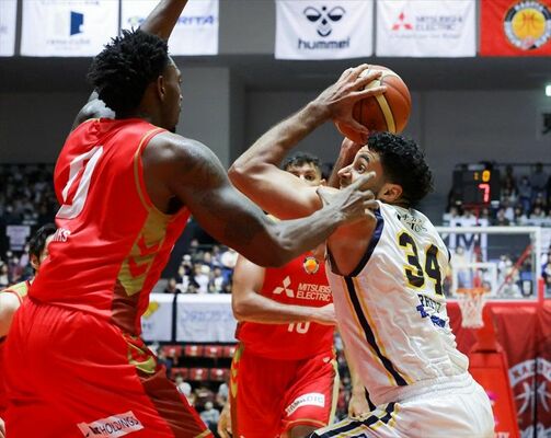 第３クオーター、ゴール下で競り合うブレックスのジェレット（右）＝名古屋市のドルフィンズアリーナ