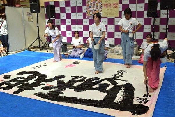 イオンモール佐野新都市で開かれた記念特別ステージ