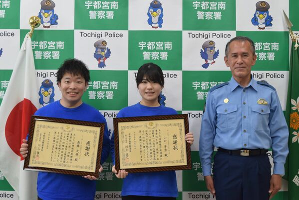 川上署長（右）から感謝状を受け取った山口さん（中央）と高橋さん