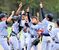 優勝を決め、マウンド付近で喜ぶ阿久津スポーツの選手たち＝ひばりが丘公園野球場Ａ