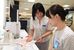 肌ケア方法や商品の特徴をスタッフと共有する中村さん（左）＝東武宇都宮百貨店