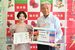 委嘱状を手にするＹＵＵ．さん（左）＝２日午前、県庁