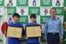 川上署長（右）から感謝状を受け取った山口さん（中央）と高橋さん