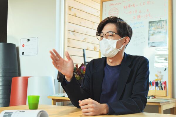 下野新聞のインタビューに応じる中山さん＝３月上旬、宇都宮市内