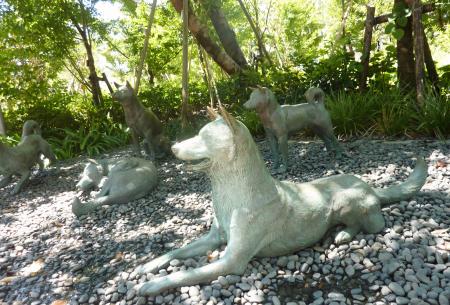 犬屋敷の歴史を伝える犬の群像=東京都中野区