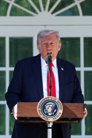 ホワイトハウスでスピーチするトランプ米大統領=21日(ゲッティ=共同)