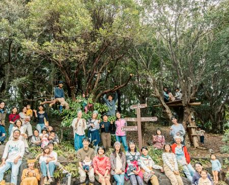 　阪根充さんが屋久島で開いたイベントに集まった人たち＝２０２３年