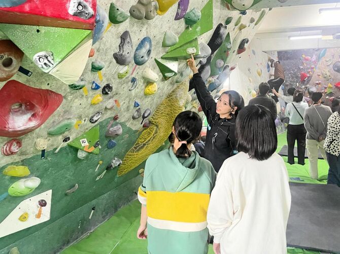 部活の地域移行を前に、体験会でスポーツクライミングを教わる児童ら＝２月、神戸市長田区（神戸市教育委員会提供）