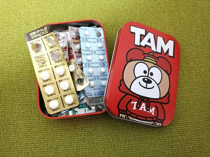 躁うつ病の症状が強く出たときに飲む薬。もしもの時、周囲に気づいてもらえるよう、派手な缶に入れている。