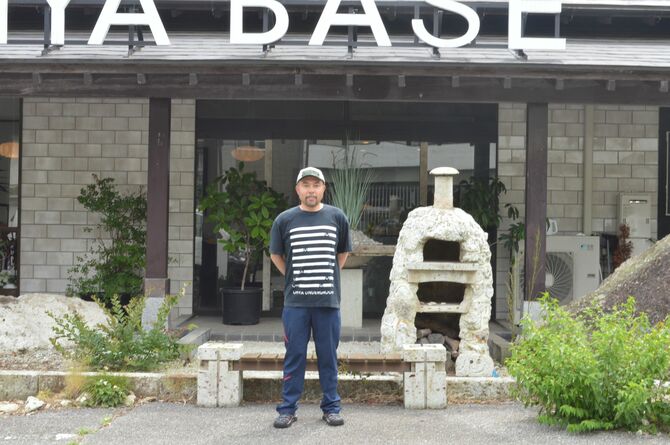 ツアーはOHYA BASEに集合。ガイドもする「LLPチイキカ計画」の坂内剛至さん