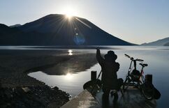 山頂から日の出　奥日光に「ダイヤモンド男体」のシーズン到来