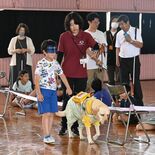 視覚障害者の支援学ぶ　佐野・吾妻小で盲導犬教室　４年生16人参加
