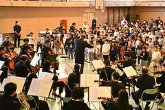 迫力の演奏 児童を魅了