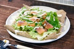 【食べた？】爽やかソースと相性抜群　日光サーモンのガレット　ｃａｆｅ 茶まびこ（日光）