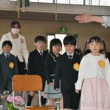 栃木県内257小学校で入学式　新入生、緊張顔で校門くぐる【動画】