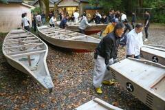 「御船祭」前に早船を蔵出し