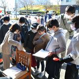 小山第一小児童が「謎解き」に挑戦　ウオークラリーに170人　地域住民と交流も