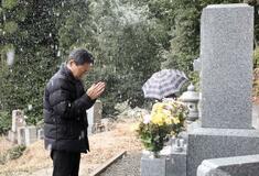 軽井沢バス事故10年、遺族墓参