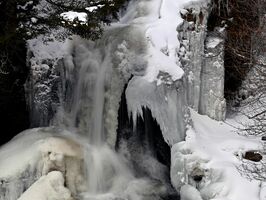 氷結し、幻想的な景観を見せる竜頭の滝＝20日午前10時50分、日光市中宮祠