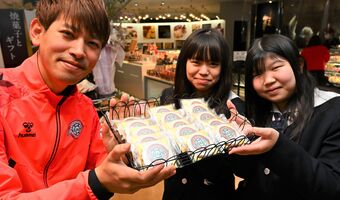 クッキーを手にする（右から）中三川さん、堀江さん、堀選手