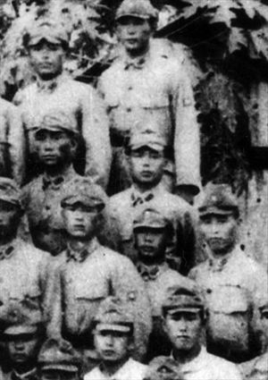 1942年に撮影されたビルマ駐屯時の高雄さん(中央)