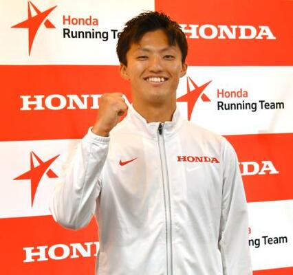 　記者会見でポーズをとる、ホンダに入社する陸上男子の柳田大輝＝３１日、埼玉県川越市の東洋大