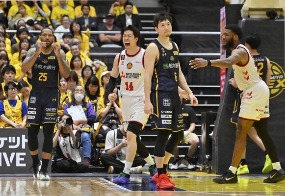 点差を広げられ、顔を曇らせるブレックスの比江島（中央右）とニュービル（左）＝10日午後６時55分、日環アリーナ栃木