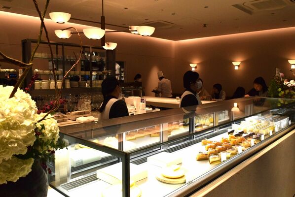 ＪＲ宇都宮駅ビルにオープンした「パーラー明治の館」＝20日午前、宇都宮市内