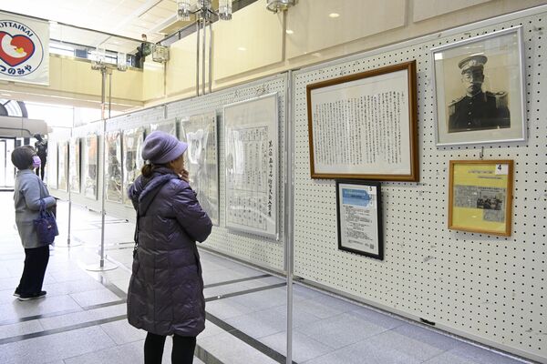 荒井退造の歩みを紹介するパネル展=2日午前、宇都宮市役所
