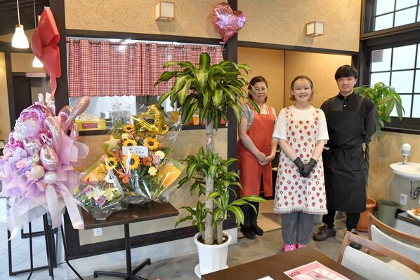 店内で笑顔を見せる渡辺さん（右から２人目）と家族