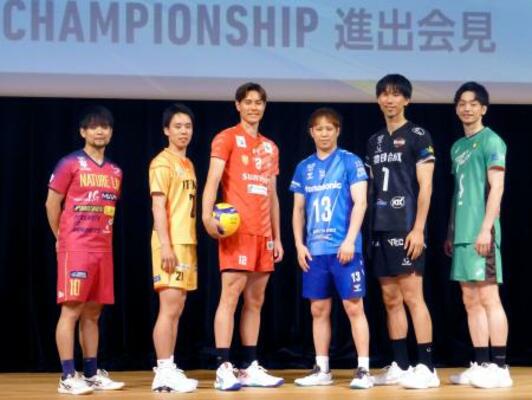 　記者会見でポーズをとるサントリーの高橋藍（左から３人目）ら、バレーボール、大同生命ＳＶリーグ男子ＰＯに進出した６チームの選手＝２３日、東京都内