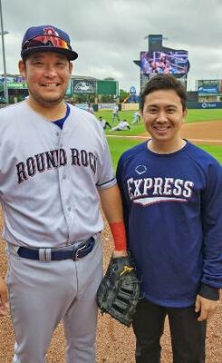 　２０２３年、米大リーグのレンジャーズ傘下のマイナー、３Ａラウンドロックに所属していた筒香嘉智とともに笑顔を見せる佐野誓耶氏（右）＝米テキサス州シュガーランド