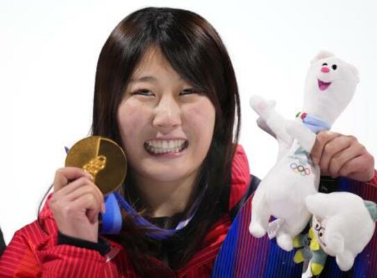 スノーボード女子ビッグエアで金メダルを獲得し、笑顔を見せる村瀬心椛=9日、リビーニョ(共同)