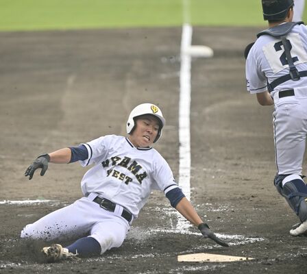 ３回、小山西・生井の犠飛で三走・大塚が勝ち越しのホームイン＝エイジェックスタジアム、広瀬華撮影