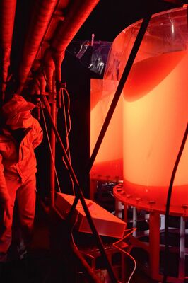 ＬＥＤ赤色レーザー光が照射されている透明タンク＝１月29日午後、小山市