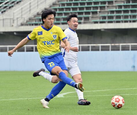 前半42分、栃木ＳＣのＦＷ星野（左）が２点目のシュートを決める＝県グリーンスタジアム、広瀬華撮影
