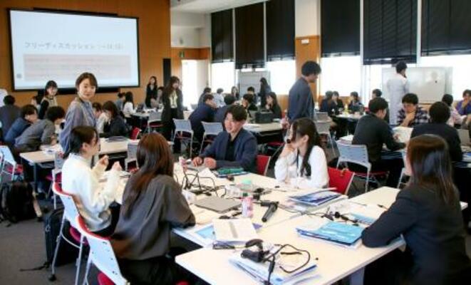 ロート製薬が新入社員を対象に実施した「プレコンセプションケア」の研修=8日午後、大阪市