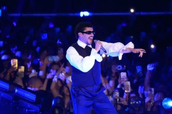 　パフォーマンスするバッド・バニー＝７日、千葉市（Ｐｈｏｔｏ　ｂｙ　Ｇｅｔｔｙ　Ｉｍａｇｅｓ　ｆｏｒ　Ｓｐｏｔｉｆｙ）