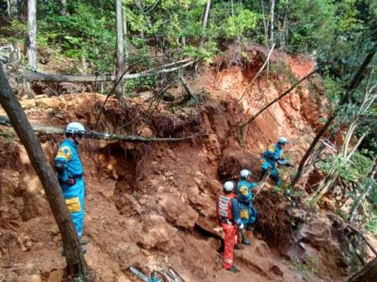 　石川県小松市金平町の土砂崩れ現場を捜索する消防隊員ら＝６日午前（小松市消防本部提供）