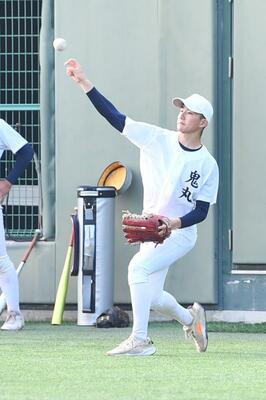 練習で選手をサポートする佐野日大の鬼丸＝大阪市内