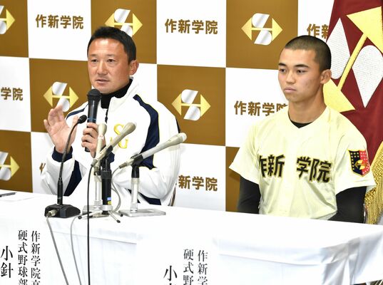 会見でセンバツへの意気込みなどを語る小針監督（左）。右は小森主将＝26日午後４時50分、宇都宮市一の沢１丁目