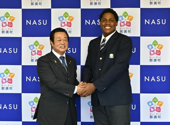 平山町長(左)を表敬訪問したエミールさん