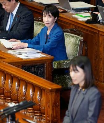 参院本会議で、立憲民主党の塩村文夏氏(手前)の質問を聞く高市首相=6日午後