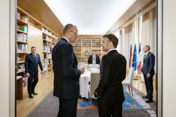 　昨年３月にベルリンでメルツ氏（中央左）と会ったフランスのマクロン大統領（同右）。マクロン氏が自身の公式Ｘに投稿した（共同）