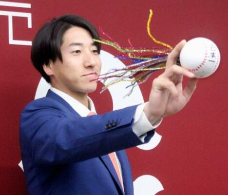 契約更改交渉を終え写真撮影に応じる巨人の大勢=26日、東京都内の球団事務所