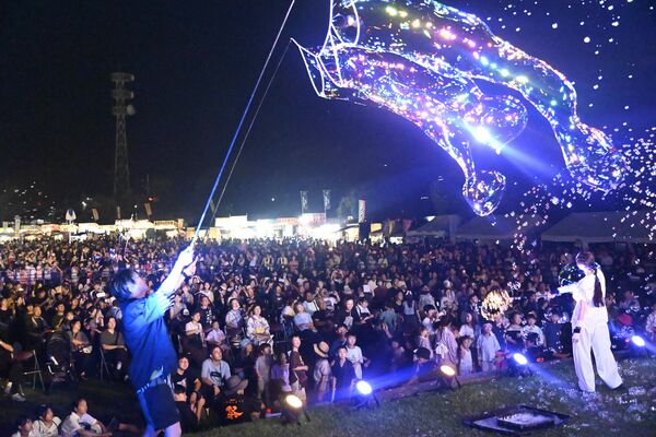 １００万個のシャボン玉が夜空に舞ったナイトバブル