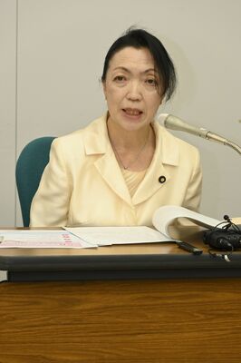 記者会見で塩谷町長選への立候補を正式に表明する鈴木氏＝15日午後、県庁