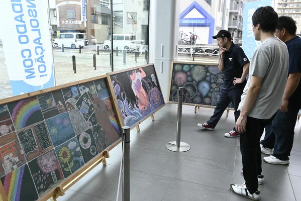 市役所で始まった黒板アートの展示会